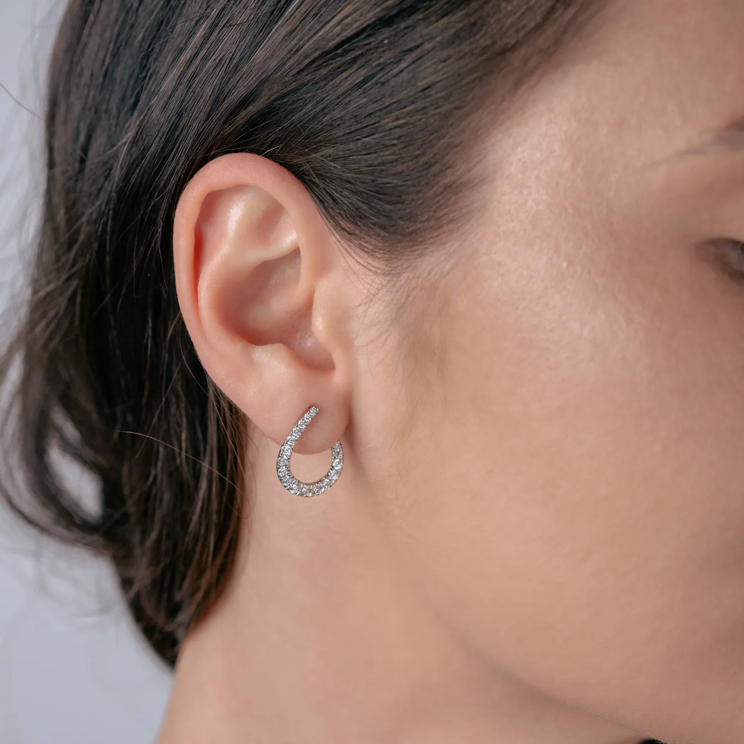 Cercei on-ear cu surub din aur alb cu diamante de 1.003ct create in laborator