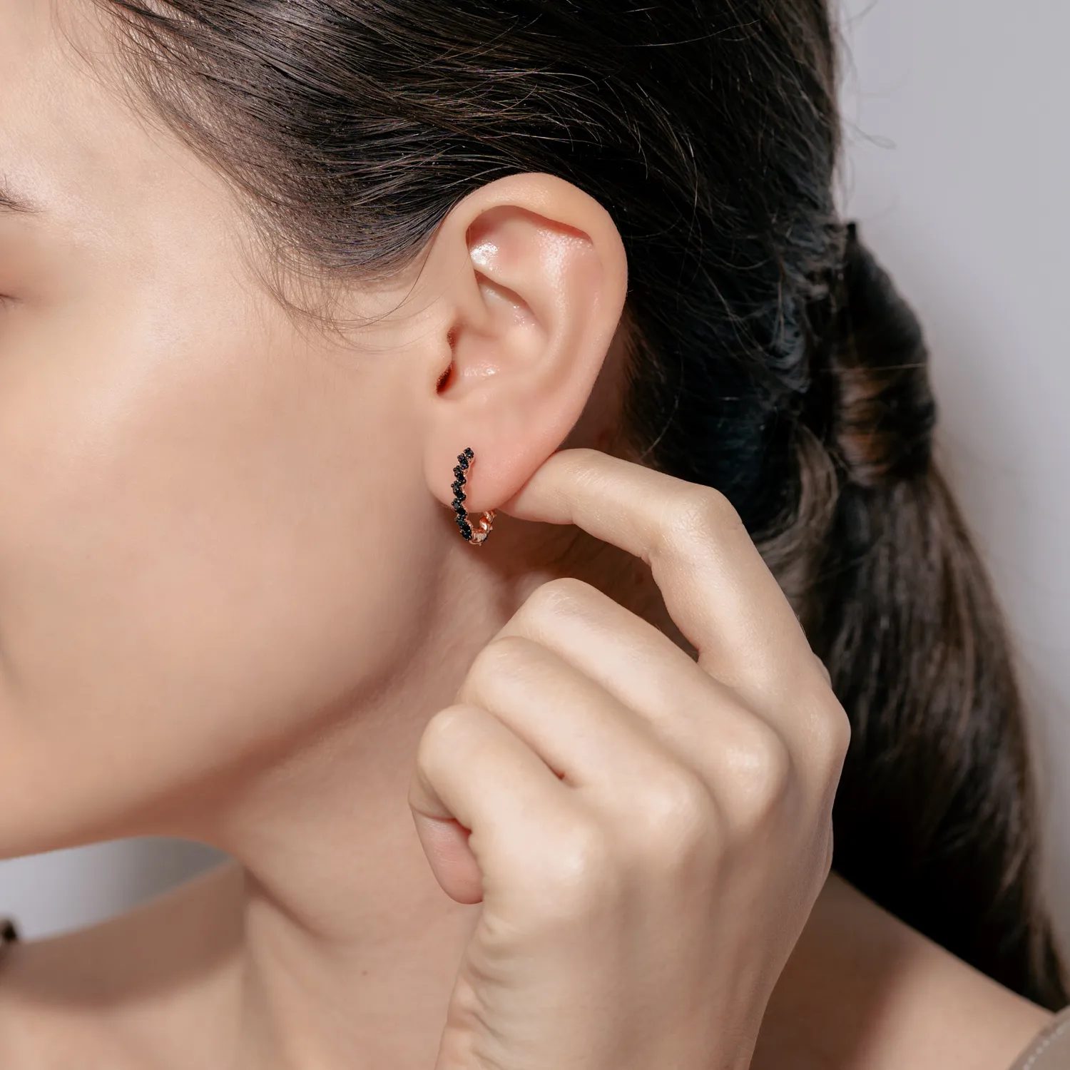 Cercei cu tortite din argint roz cu zirconii negre - imagine 3