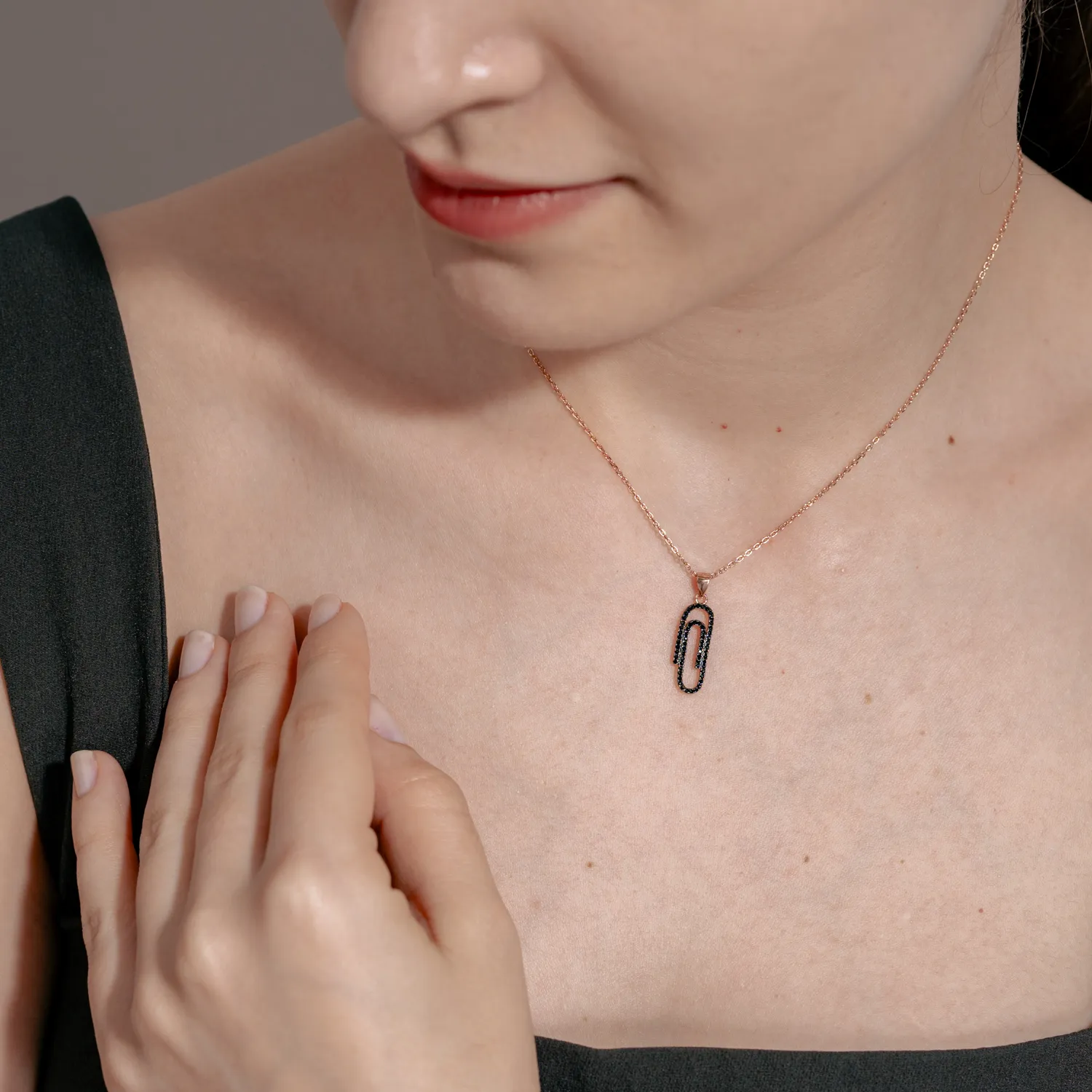 Lant din argint roz cu pandantiv geometric cu zirconii negre