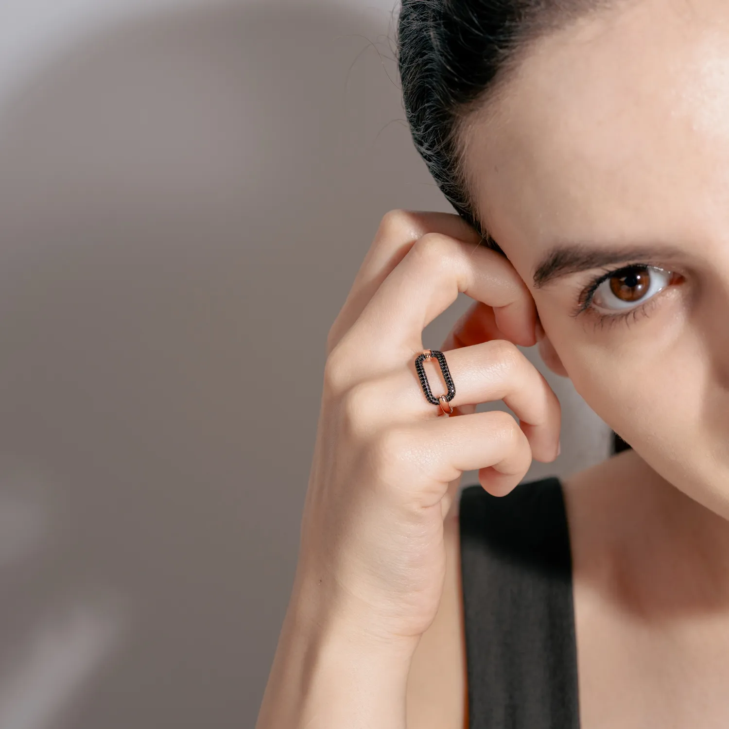 Inel microsetting din argint roz cu zirconii negre
