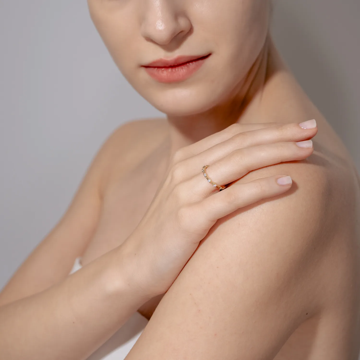 Inel minimalist din argint galben cu zirconii microsetting