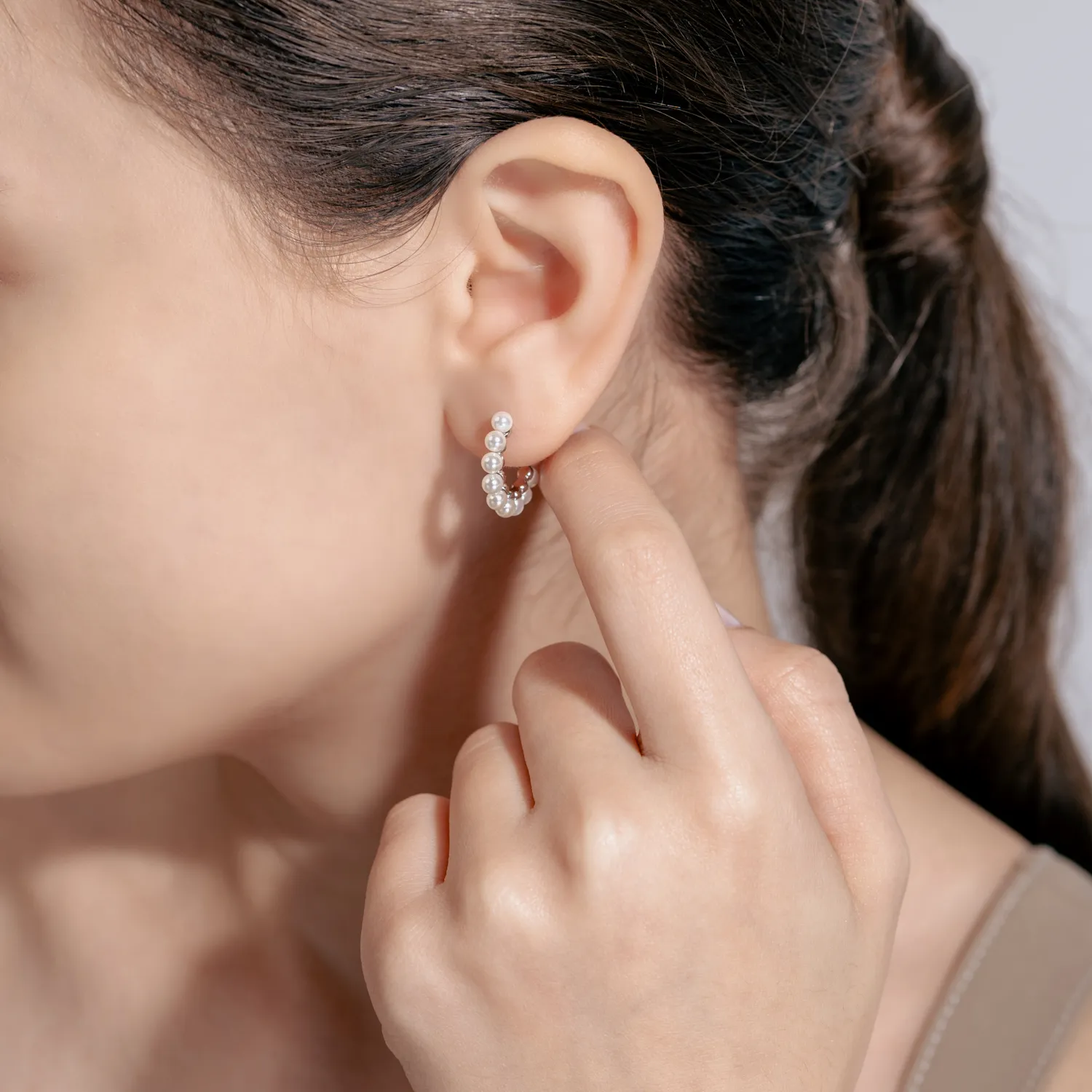 Cercei cu surub din argint cu perle sintetice