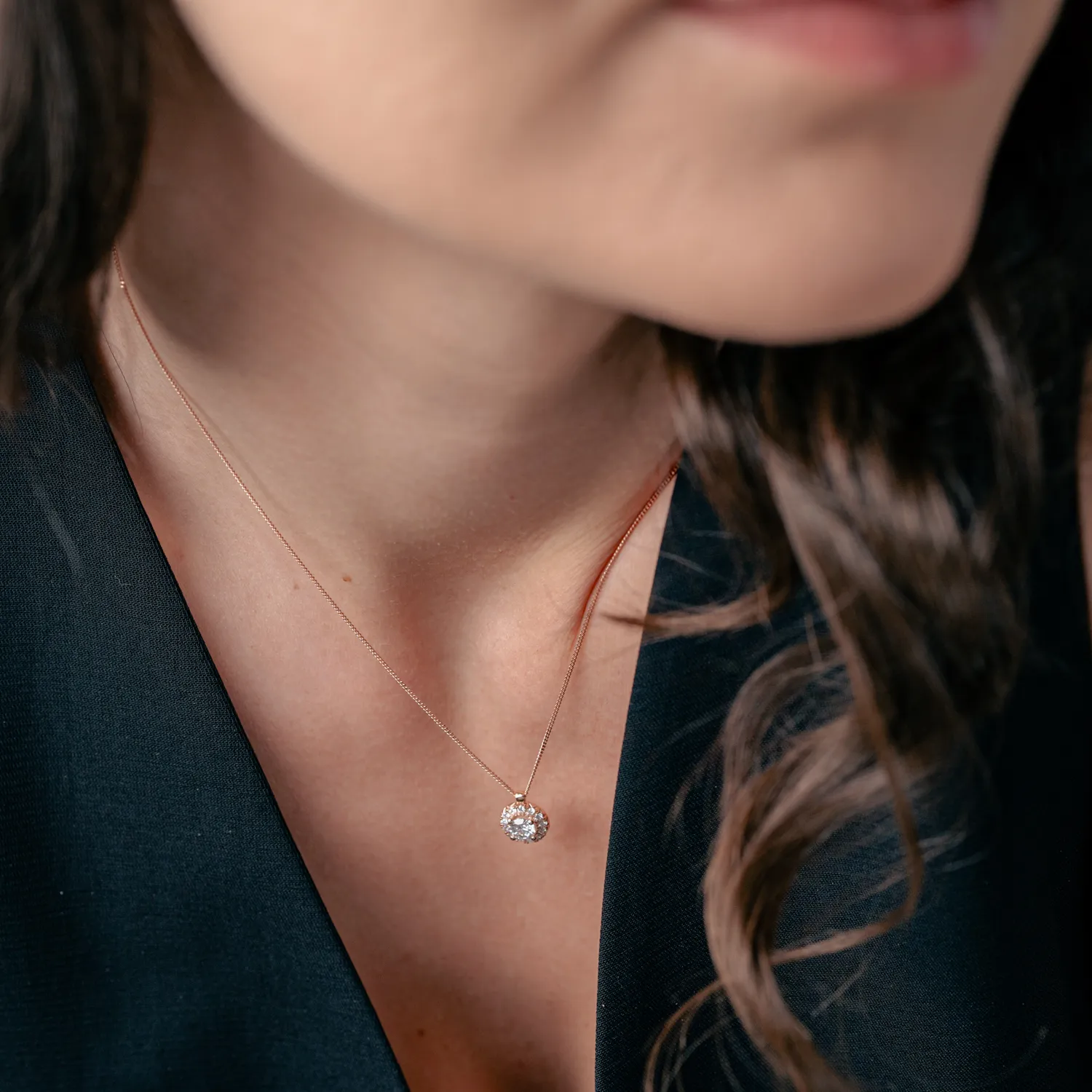 Lant din aur roz cu pandantiv rotund cu diamante de 0.55ct create in laborator