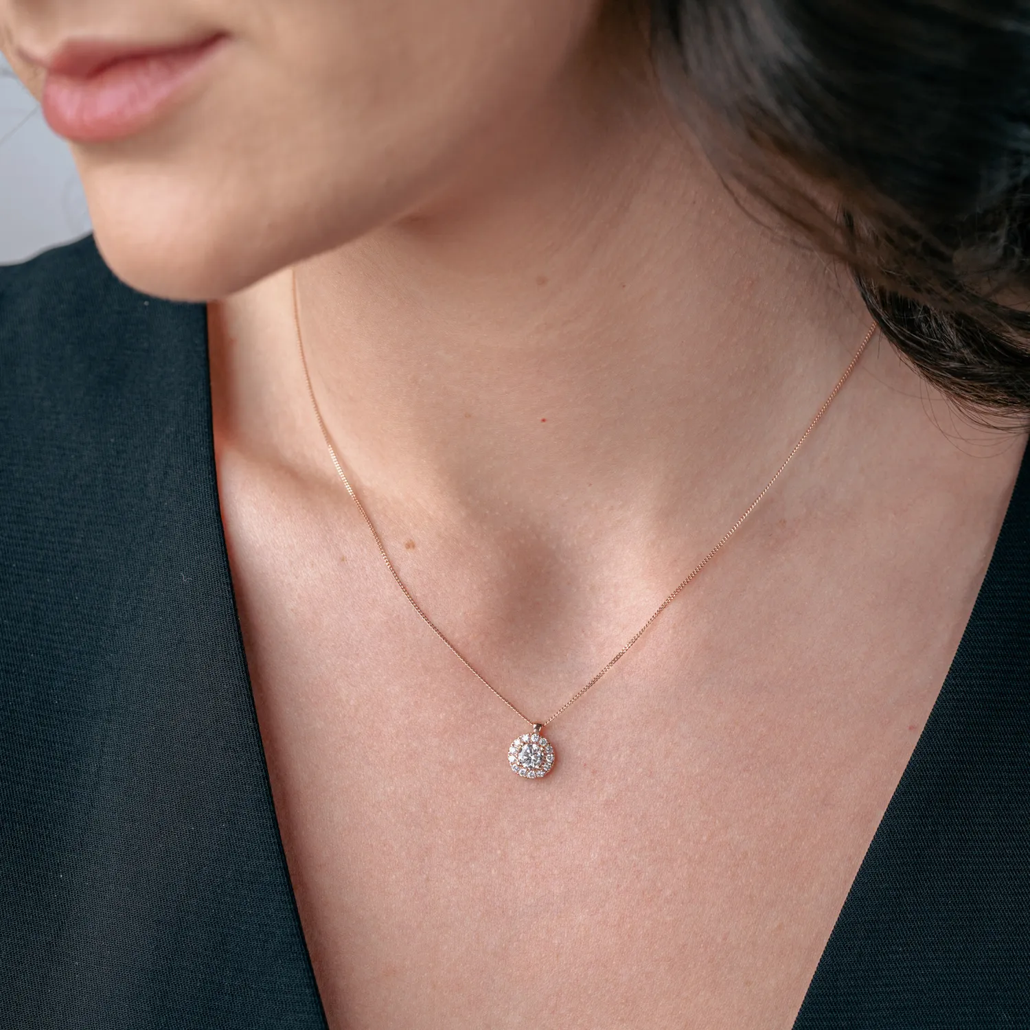 Lant din aur roz cu pandantiv rotund cu diamante de 0.55ct create in laborator