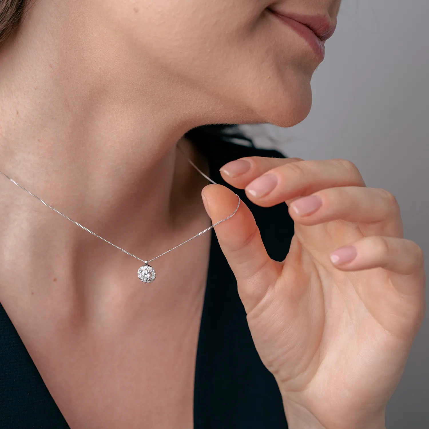 Lant din aur alb cu pandantiv rotund cu diamante de 0.55ct create in laborator