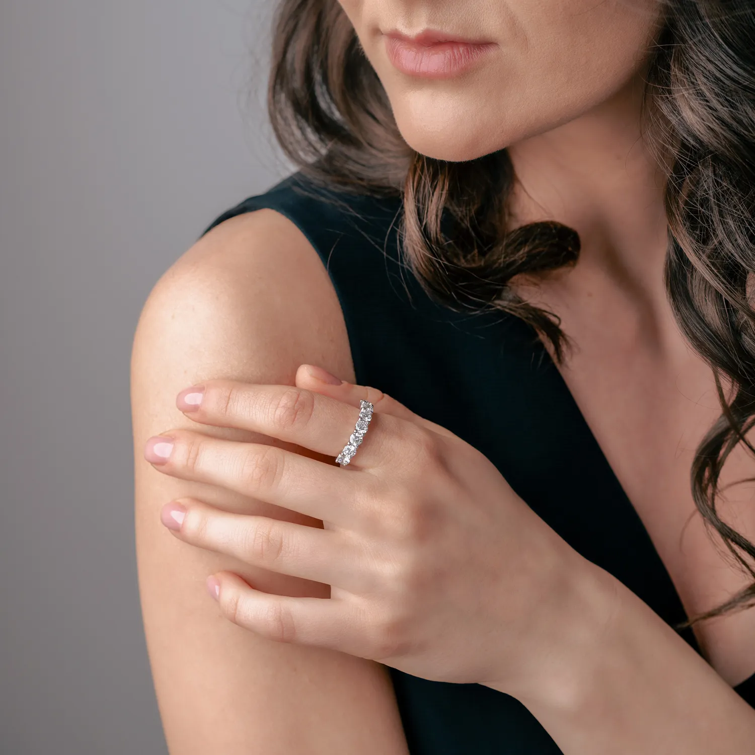 Inel semi eternity din aur alb cu diamante de 2ct create in laborator