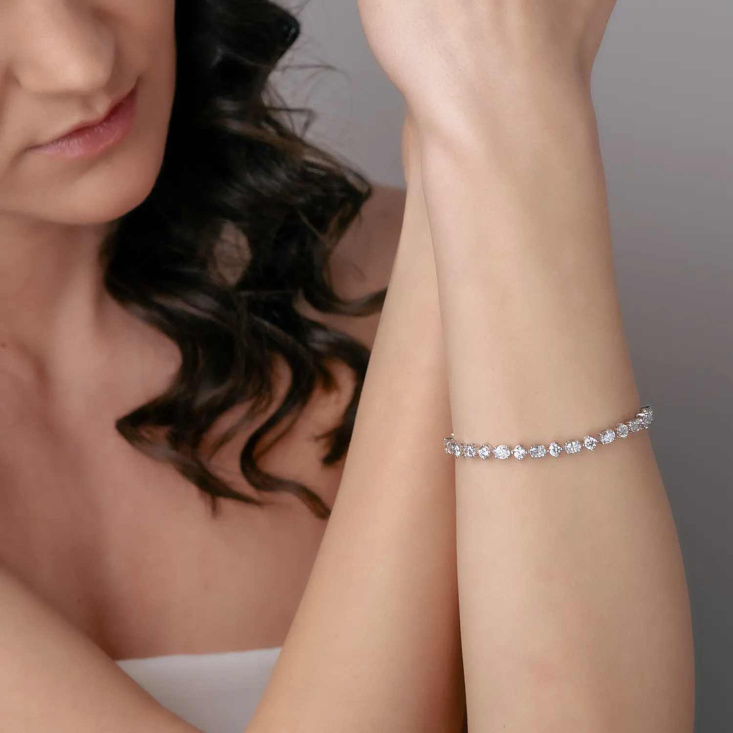Bratara tennis din aur alb cu diamante de 6.61ct create in laborator