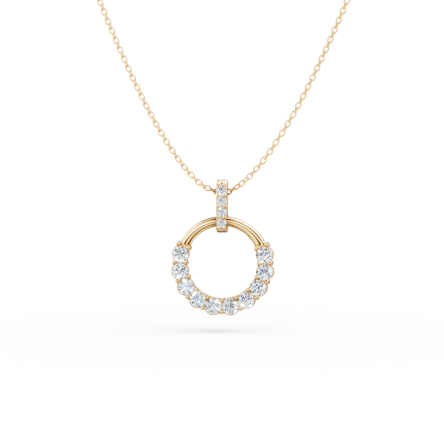Lant cu pandantiv cerc din aur alb cu diamante de 0.3ct