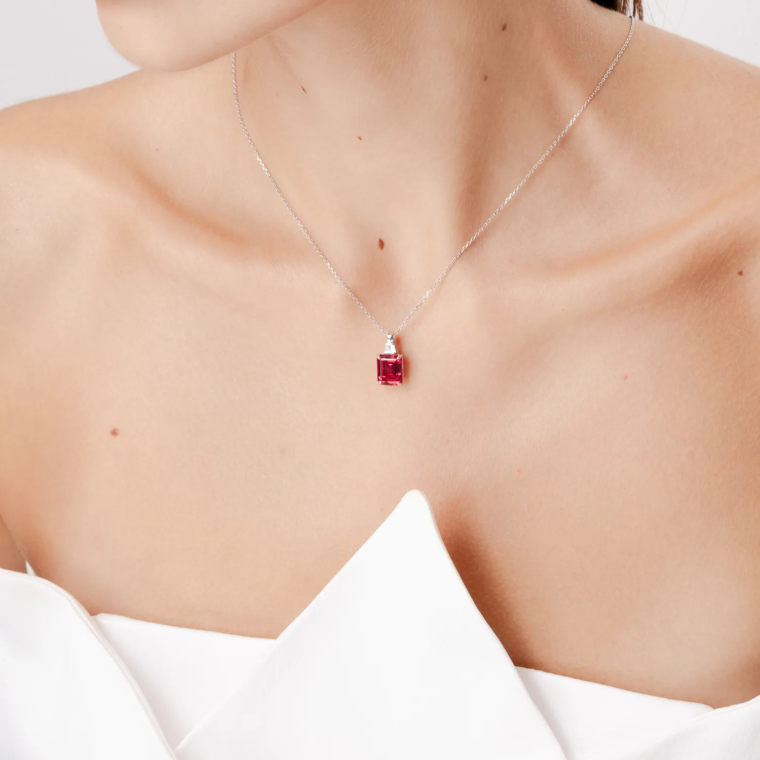 Pandantiv din aur alb cu rubine si diamante de 4.8ct create in laborator