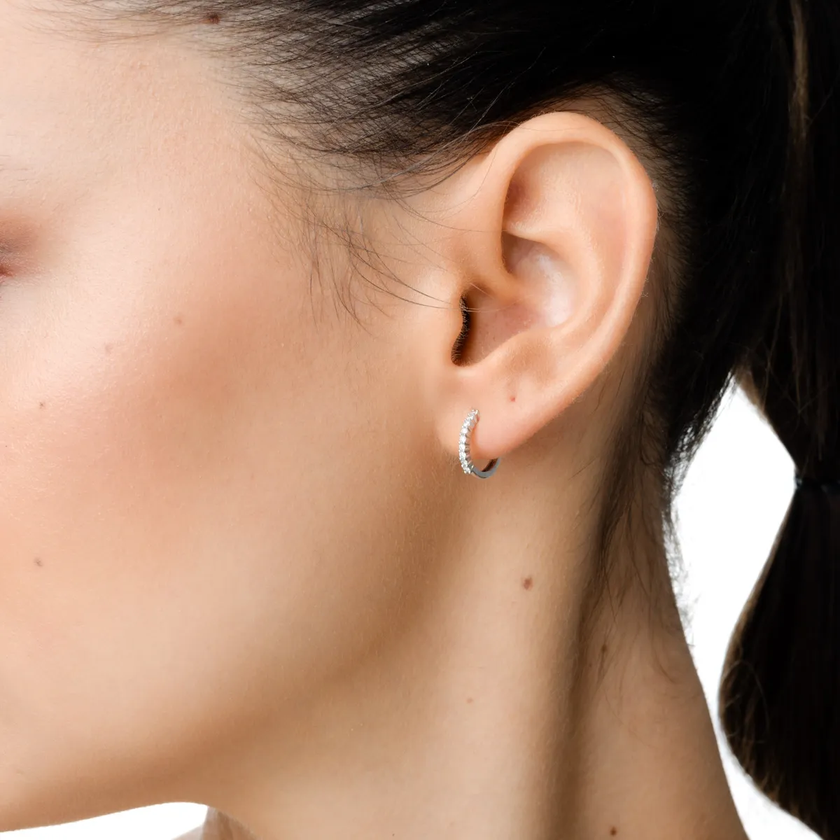 Cercei minimalisti din aur alb cu diamante de 0.1ct create in laborator