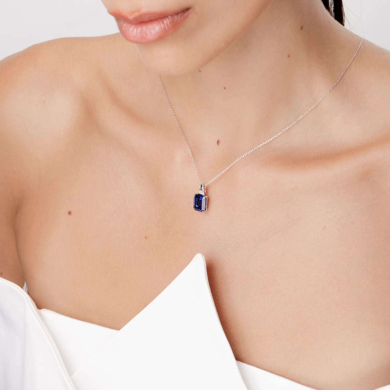 Pandantiv din aur alb cu safire si diamante de 5ct create in laborator