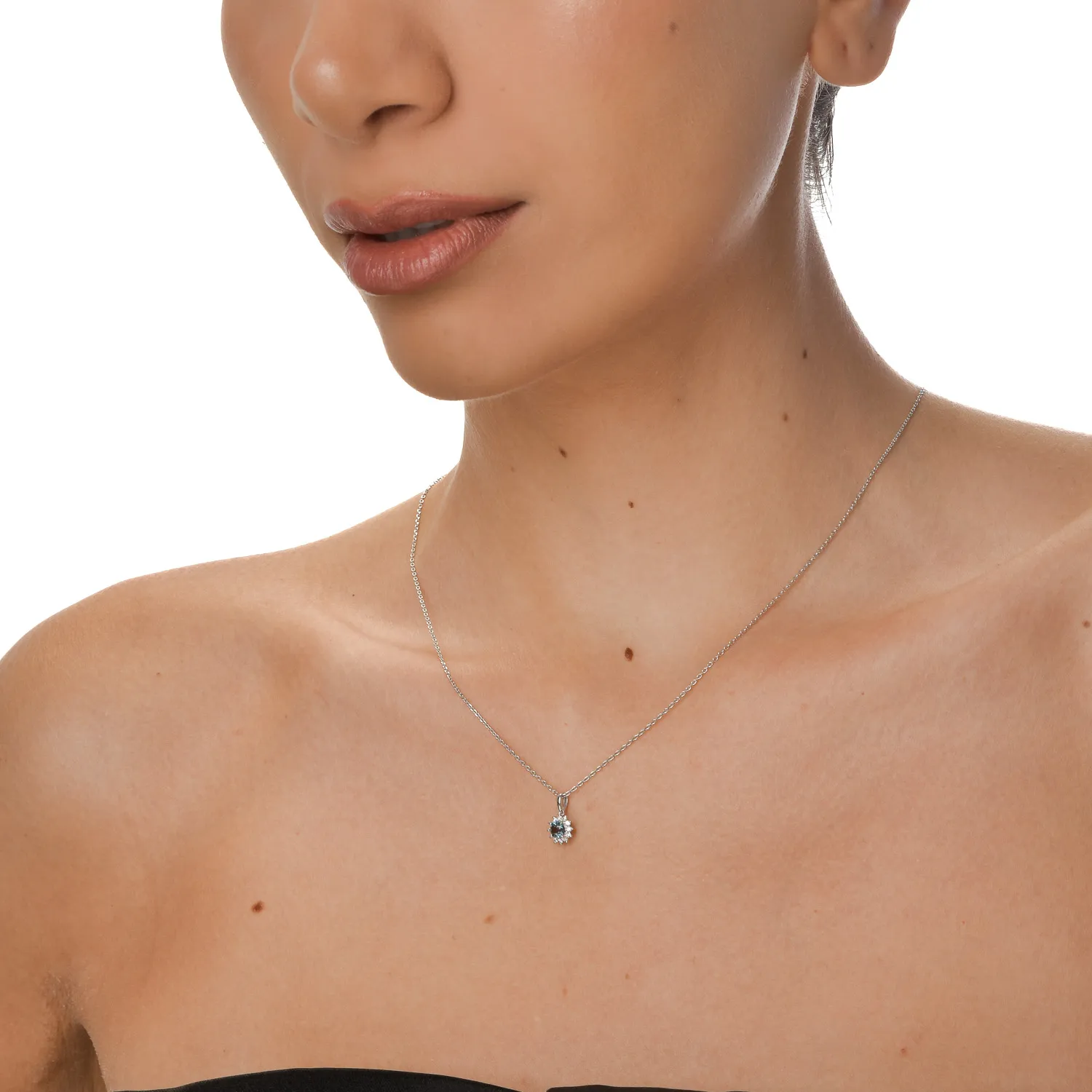 Pandantiv floare din aur alb cu topaz London blue de 0.3ct si diamante de 0.1ct create in laborator