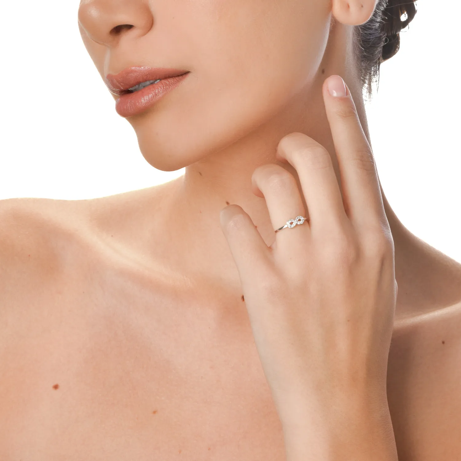 Inel infinit din aur alb cu diamante de 0.1ct create in laborator