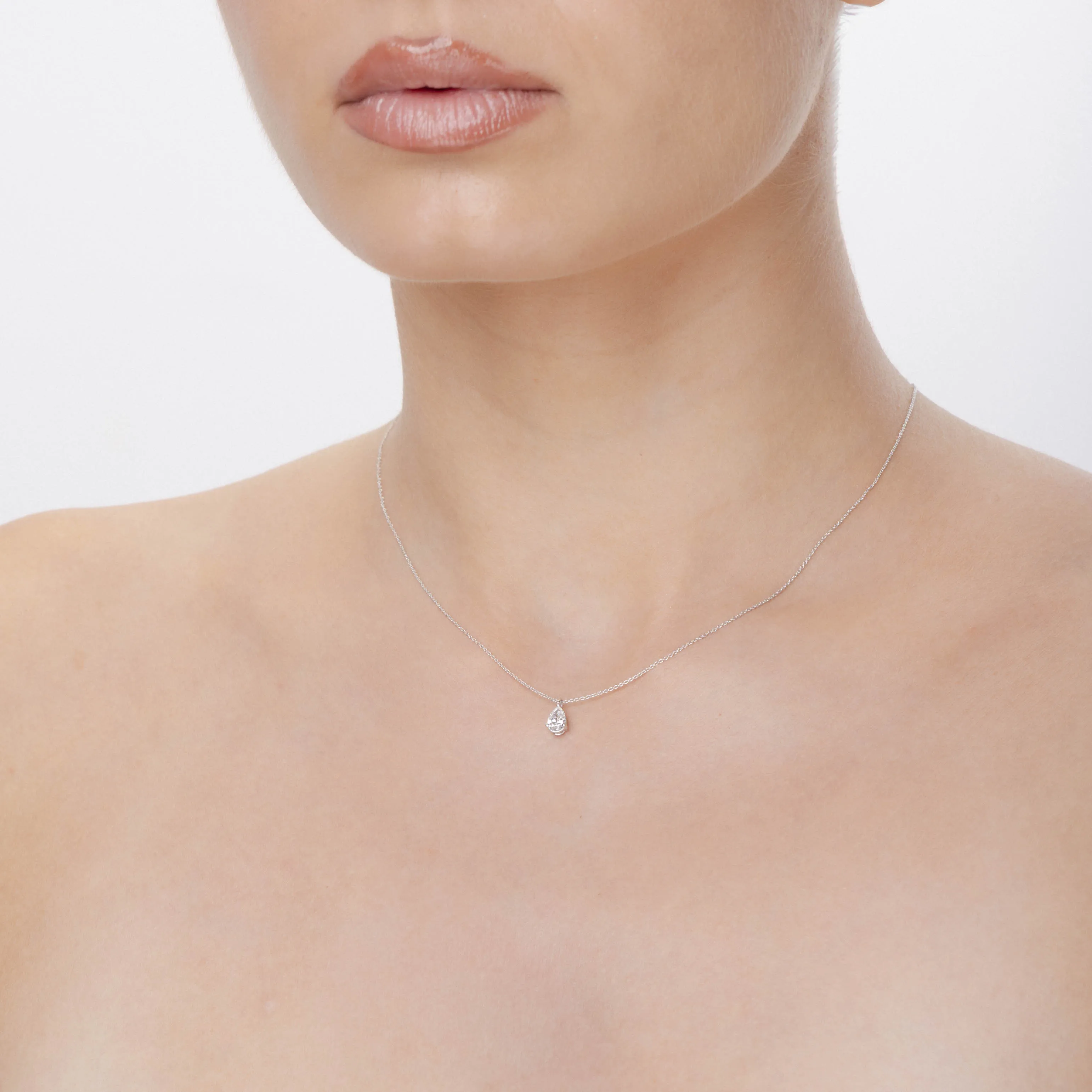 Lant cu pandantiv lacrima din aur alb cu diamante de 0.3ct creat in laborator