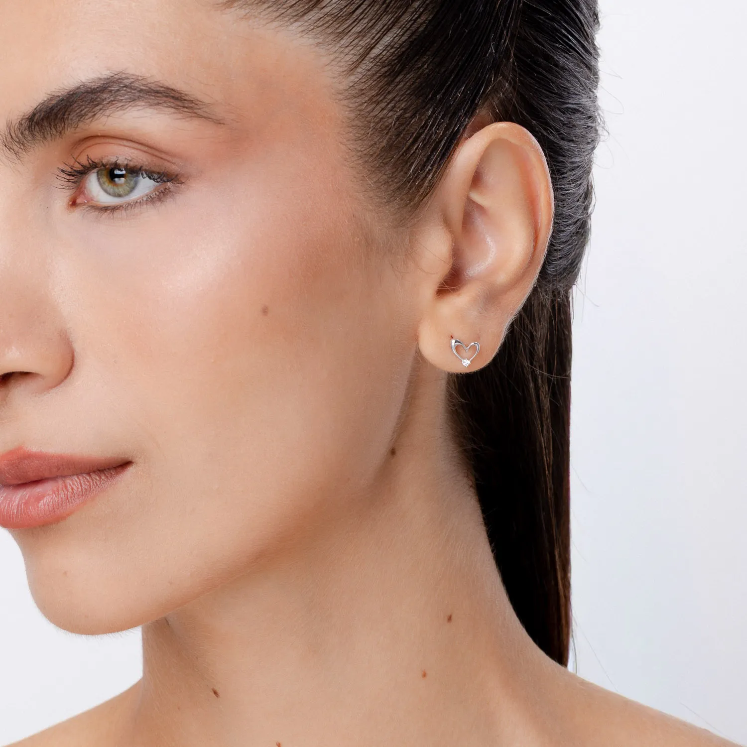 Cercei inimioare din aur alb cu diamante de 0.04ct create in laborator