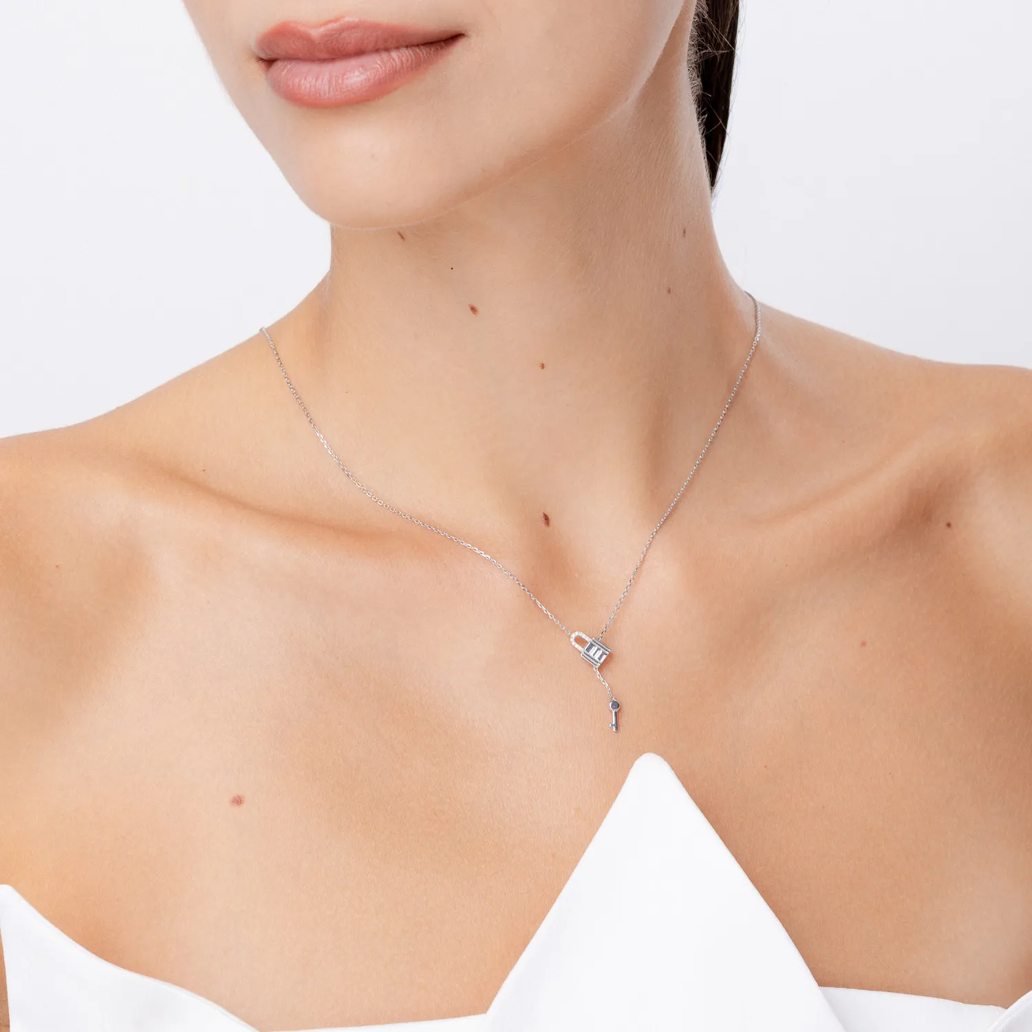 Lant cu pandantive lacat si cheita din aur alb cu diamante de 0.05ct create in laborator