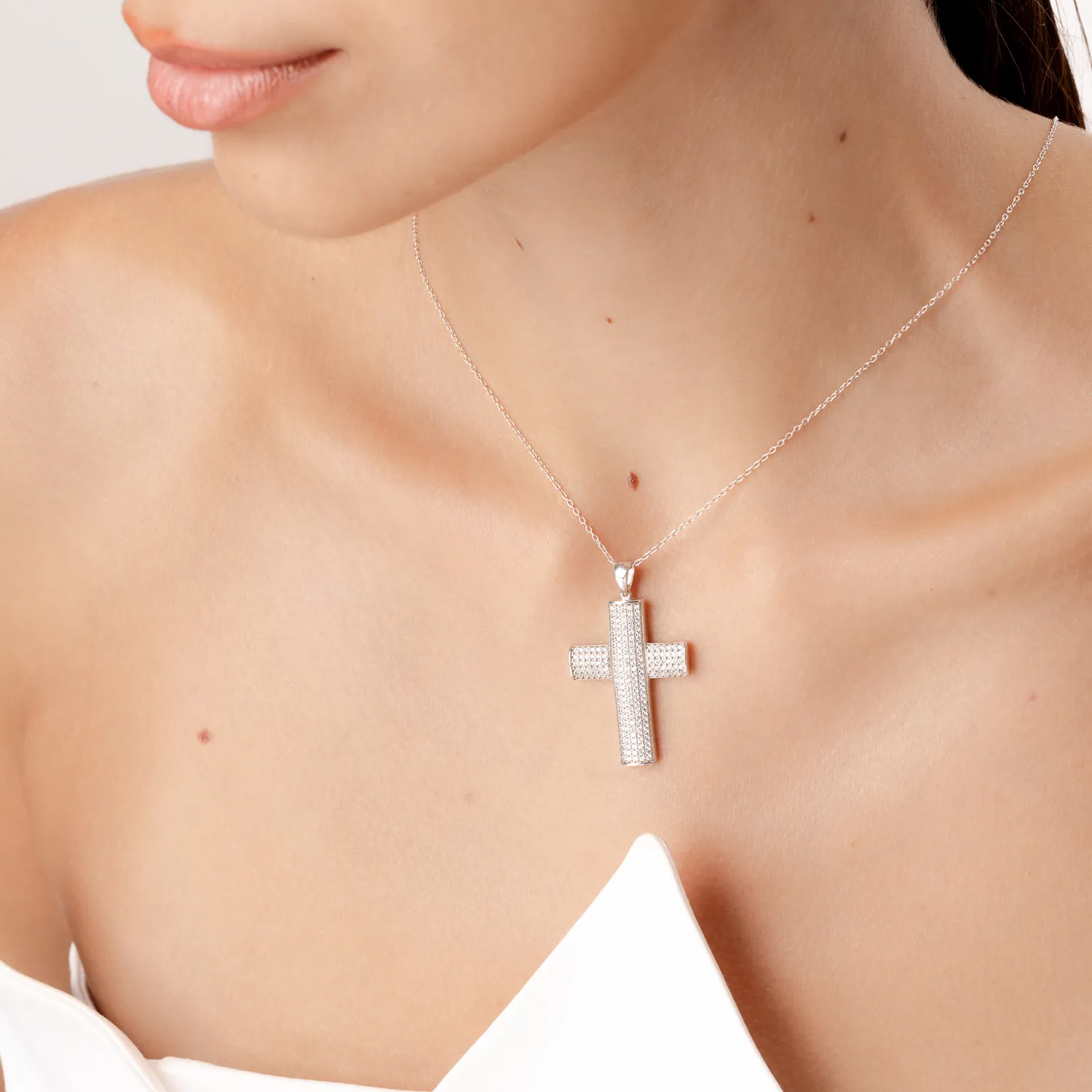 Lant cu pandantiv cruciulita din argint cu zirconii