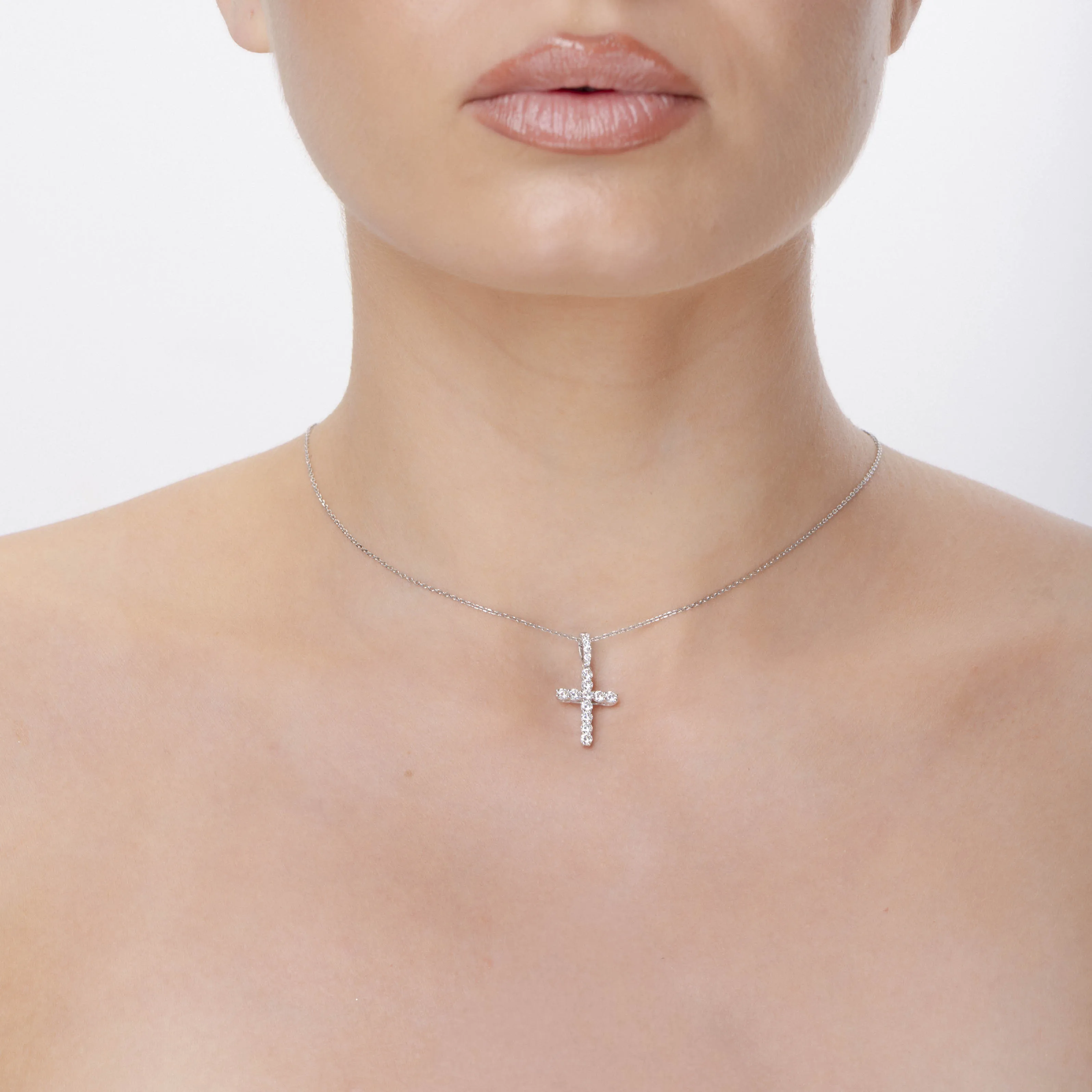 Pandantiv cruce din aur alb cu diamante create in laborator de 0.7ct