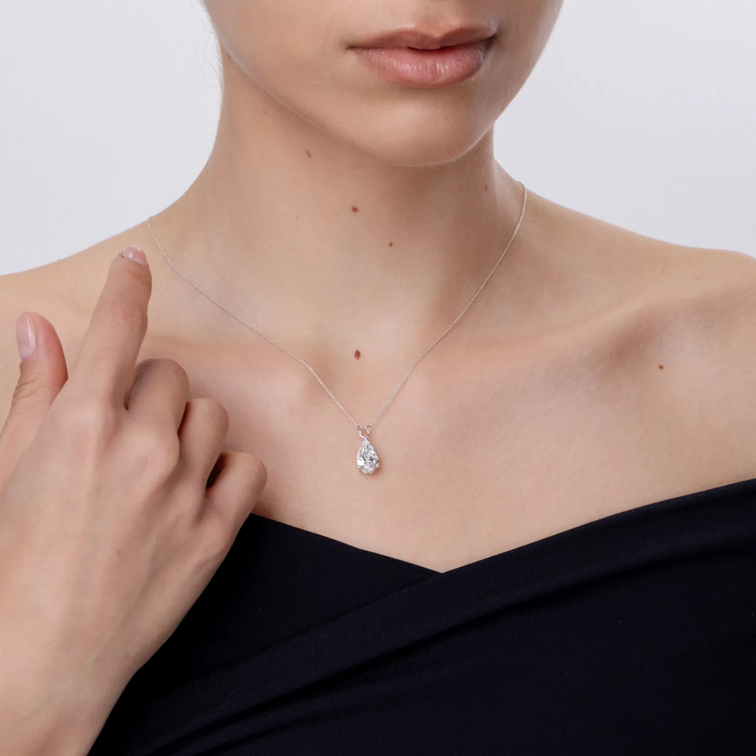 Lant cu pandantiv din aur alb cu diamant de 2ct creat in laborator