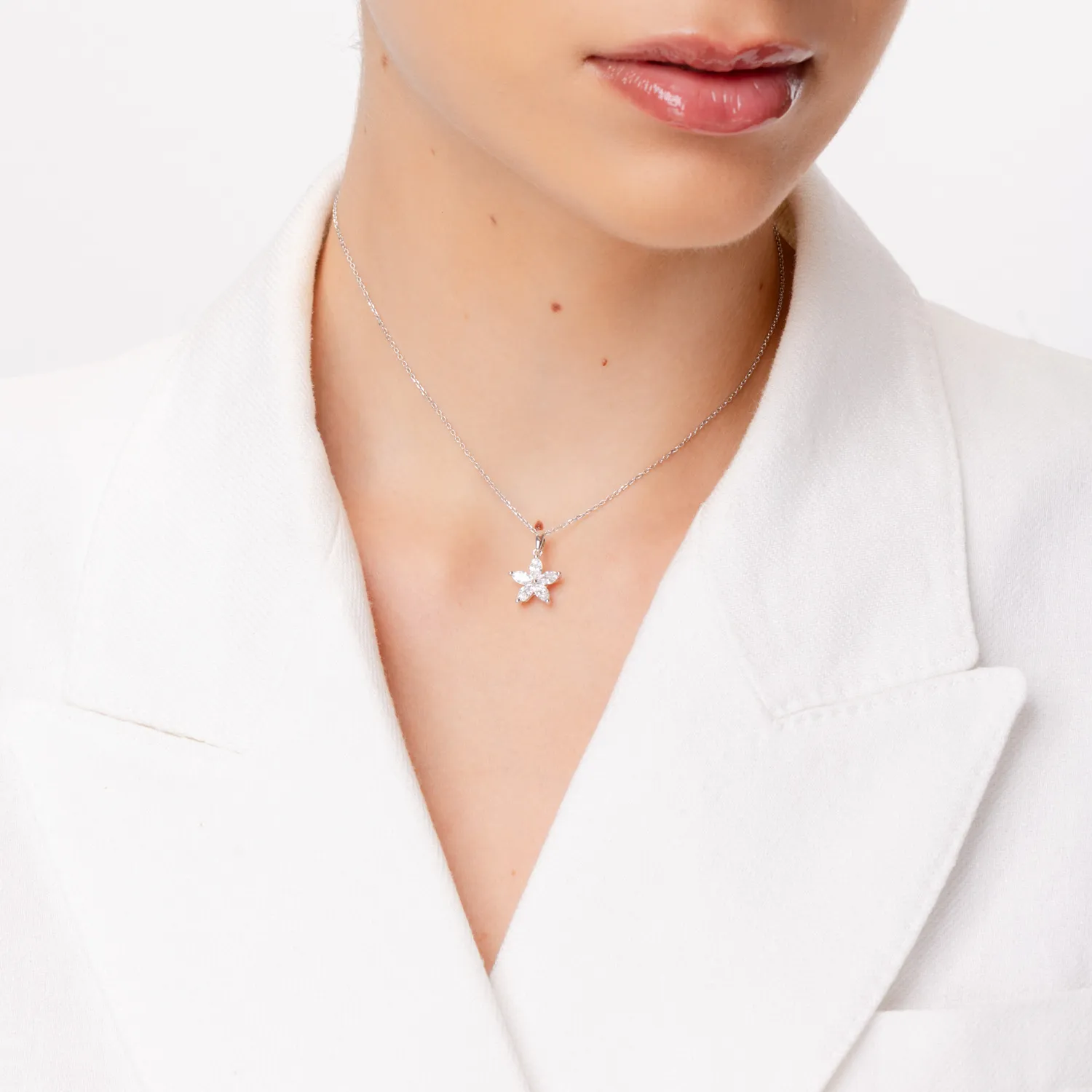 Pandantiv floral din aur alb cu diamante de 0.79ct create in laborator