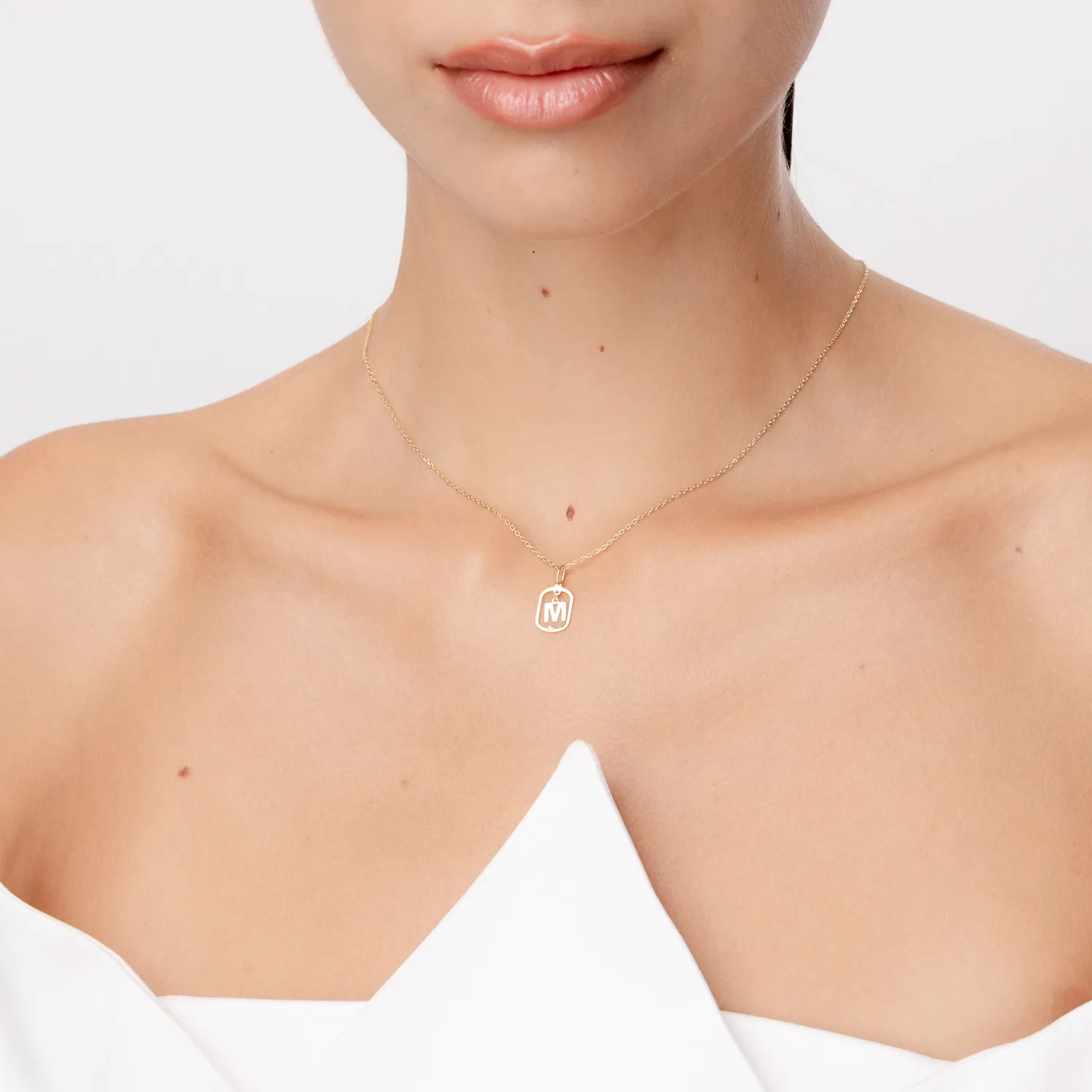 Pandantiv cu initiala M din aur galben cu diamant de 0.005ct creat in laborator