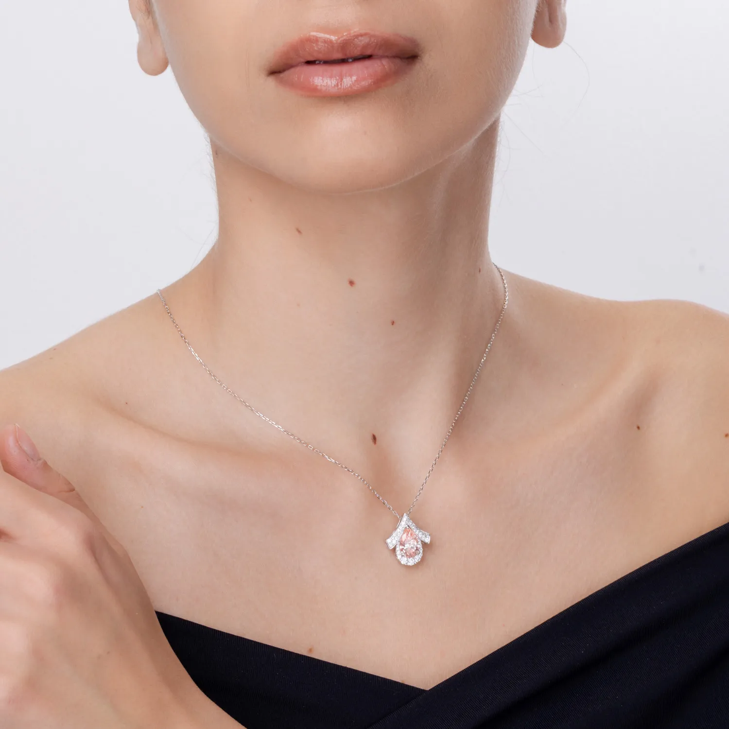 Lant cu pandantiv geometric din aur alb cu diamant fancy roz si diamante incolore de 2.5ct create in laborator