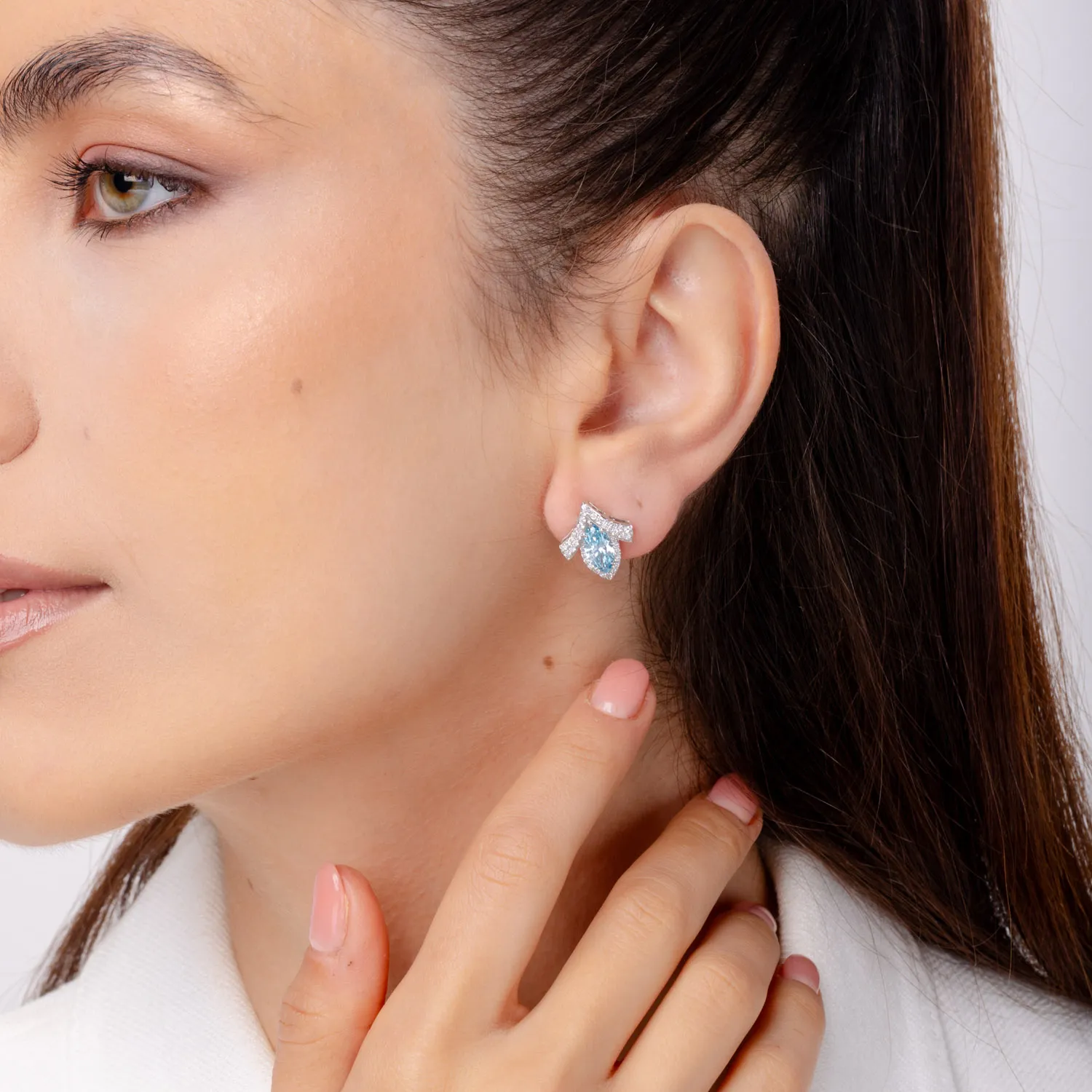 Cercei geometrici din aur alb cu diamante albastre si incolore de 2.5ct create in laborator