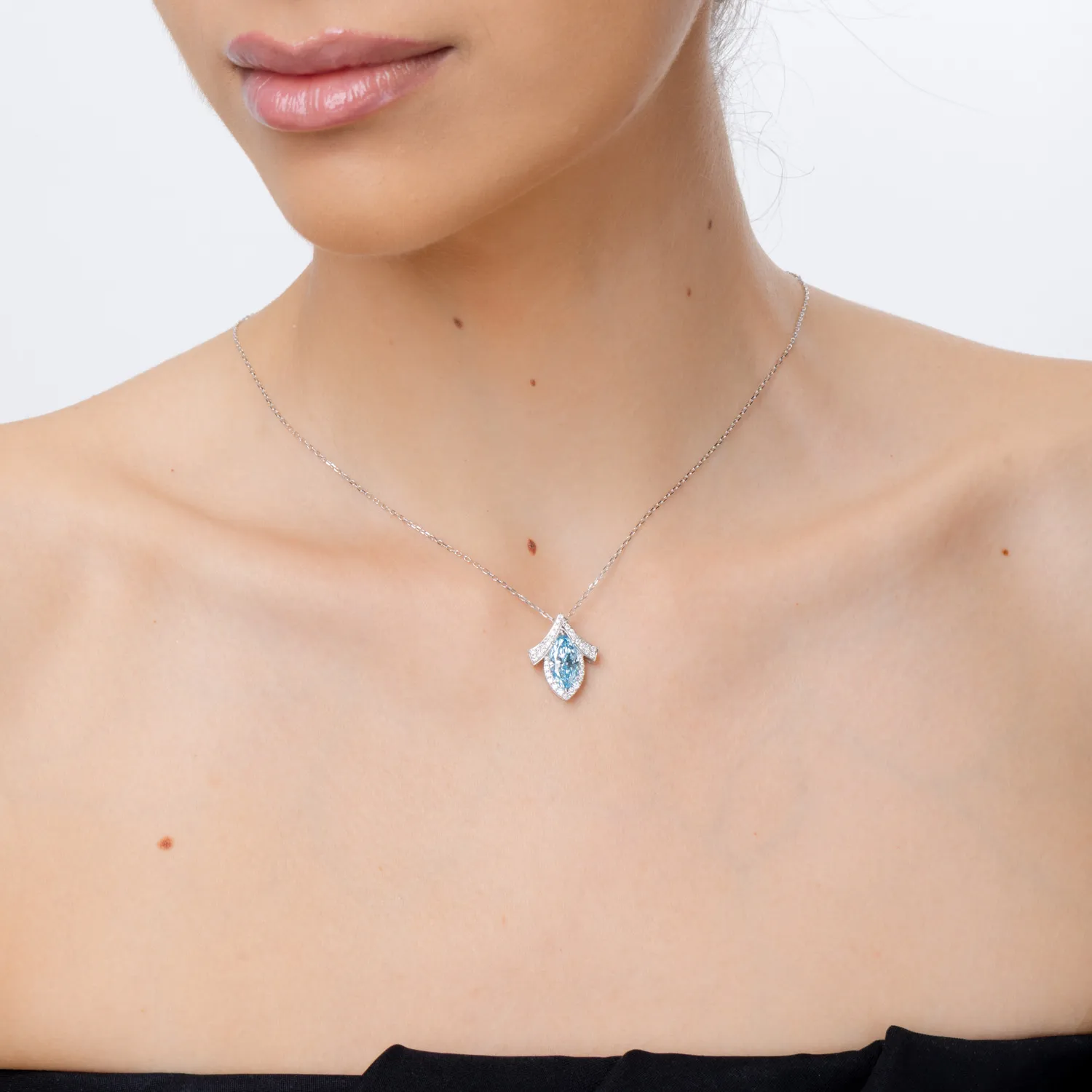 Lant cu pandantiv geometric din aur alb cu diamant fancy albastru si diamante incolore de 2.4ct create in laborator