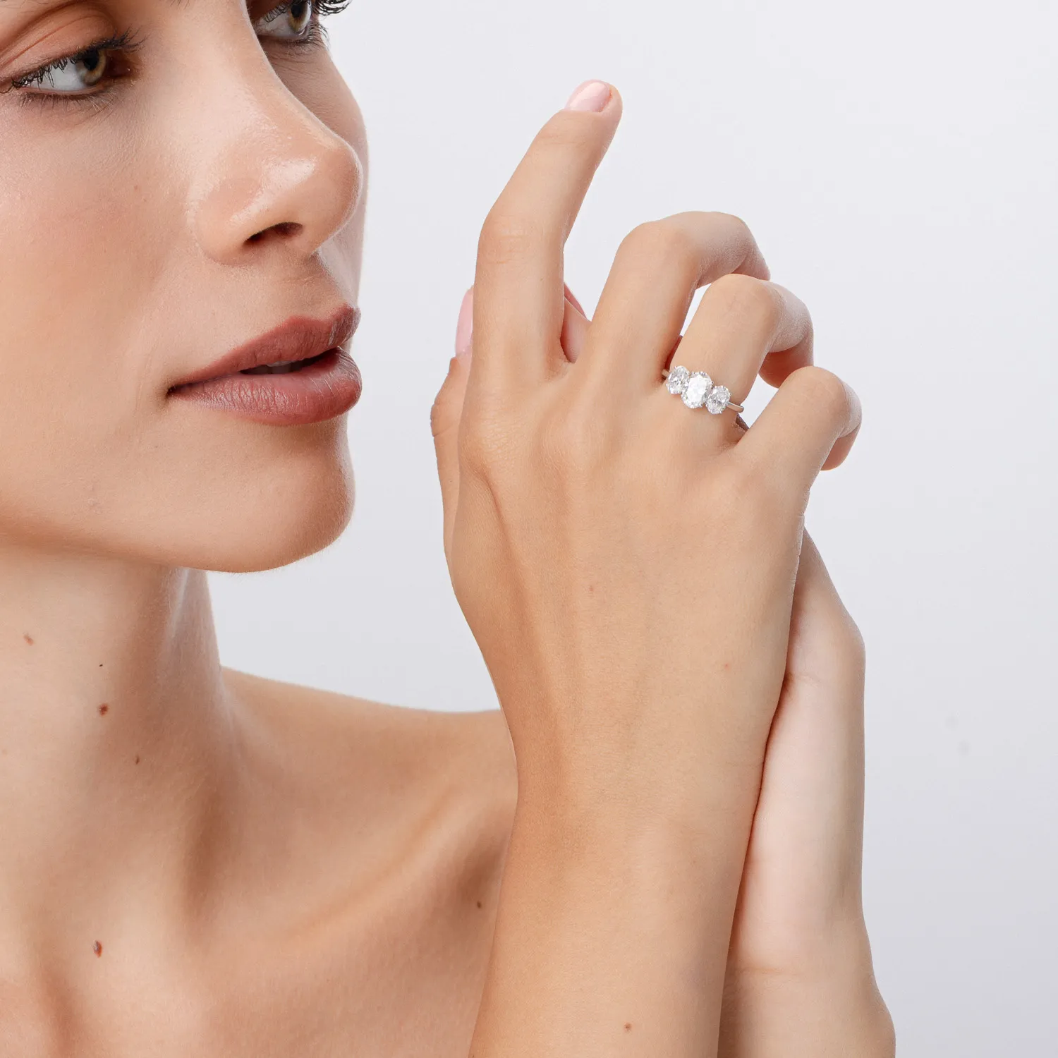 Inel din aur alb cu diamante create in laborator taietura ovala de 2.1ct