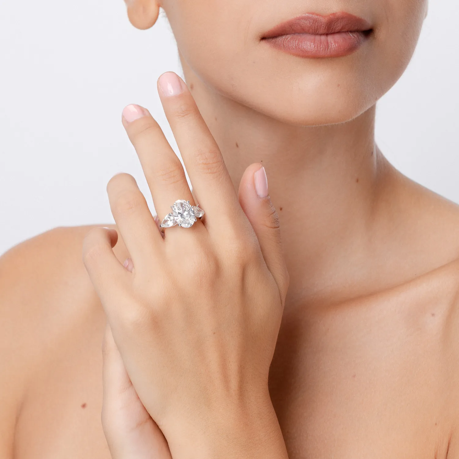 Inel de logodna din aur alb cu diamante create in laborator pear si oval de 6.7ct