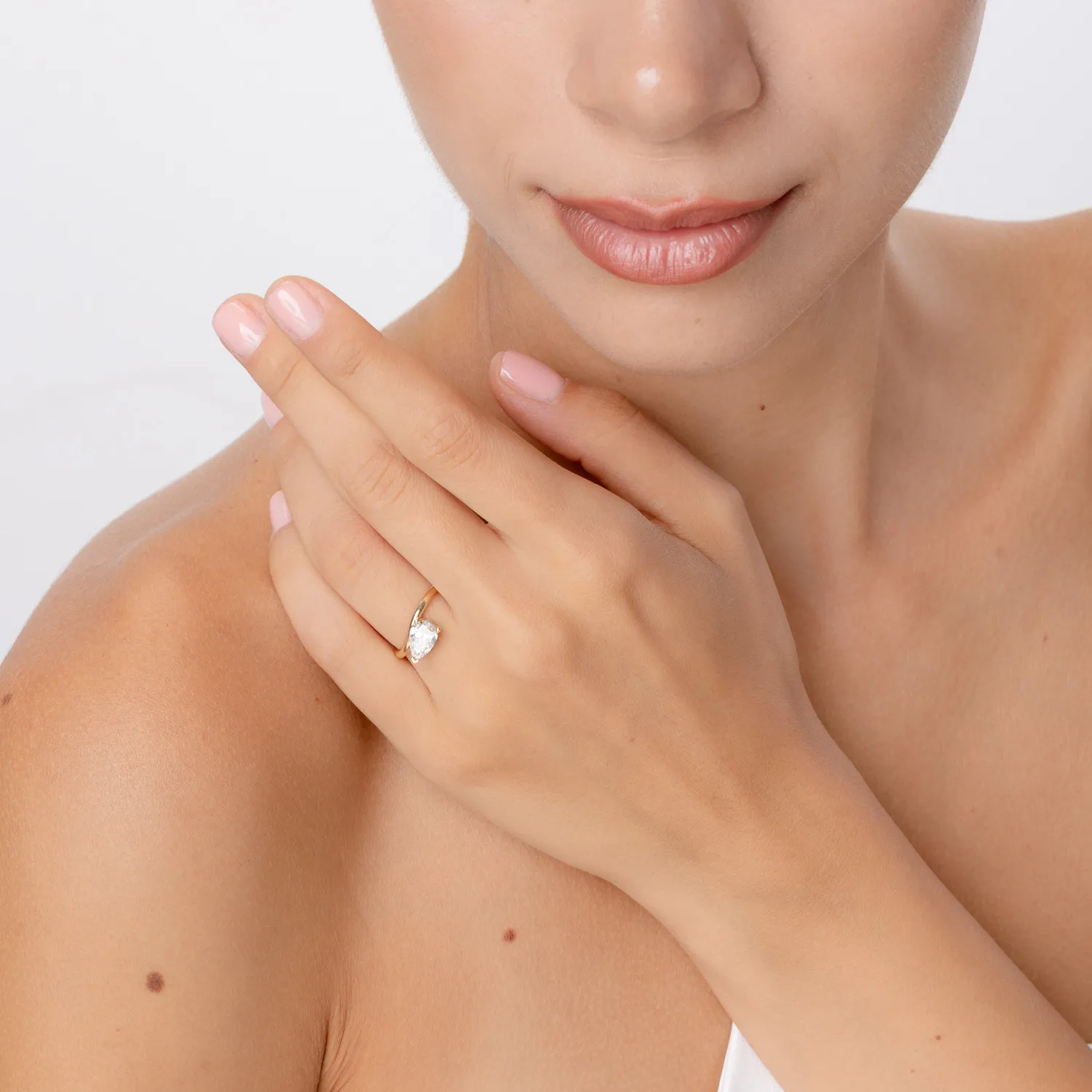 Inel de logodna din aur galben cu un diamant creat in laborator pear de 1ct