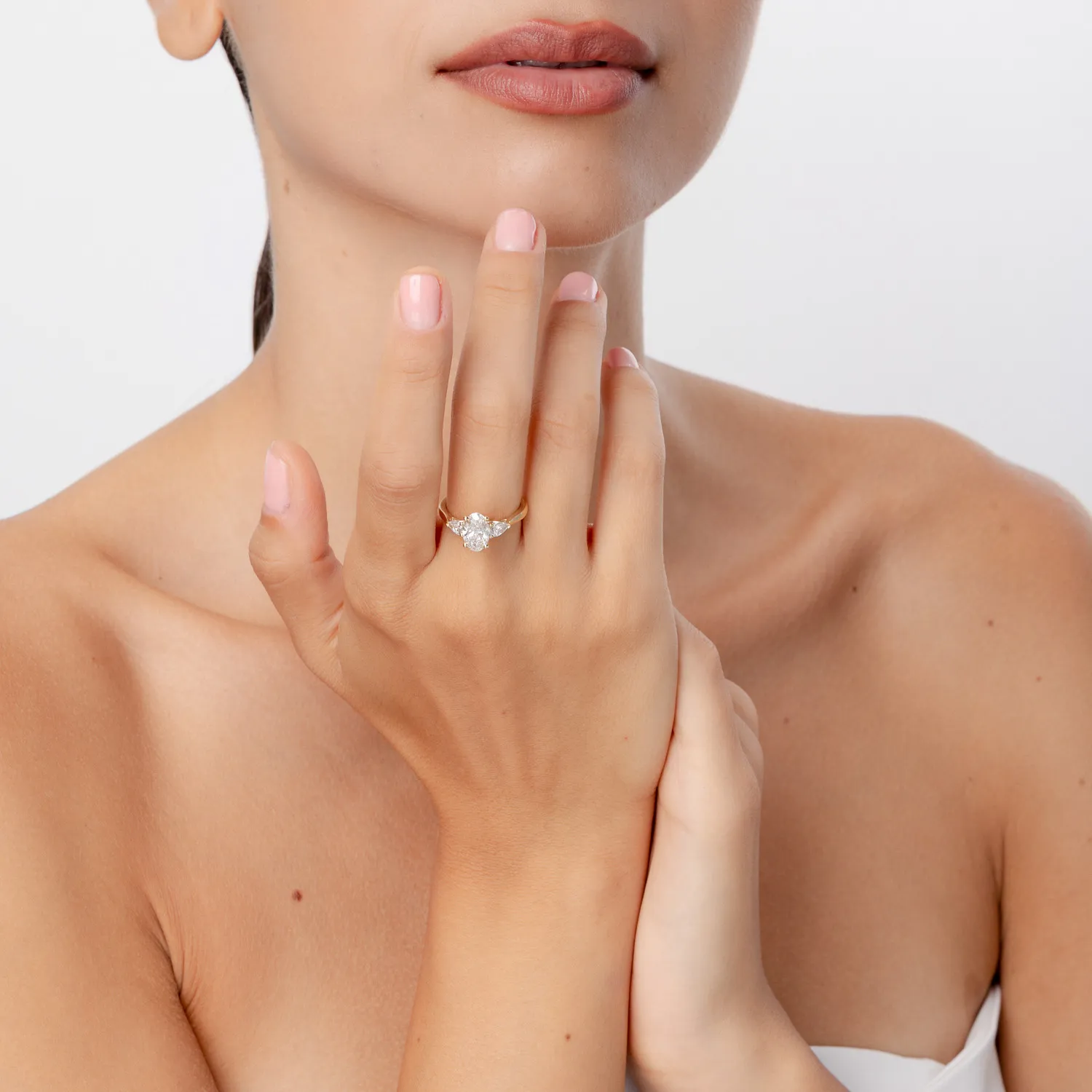 Inel de logodna din aur galben cu diamante create in laborator oval si pear de 2ct